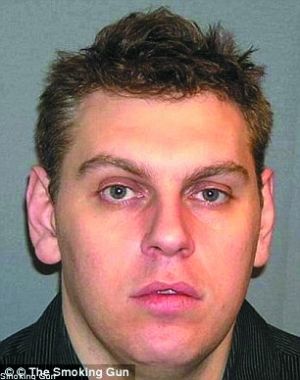 博克因恐嚇和出售贗品被判處4年監(jiān)禁。